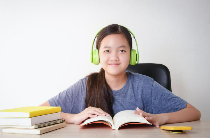 Ilustrasi artikel tentang desain dan validasi aplikasi tes literasi matematika berbasis komputer